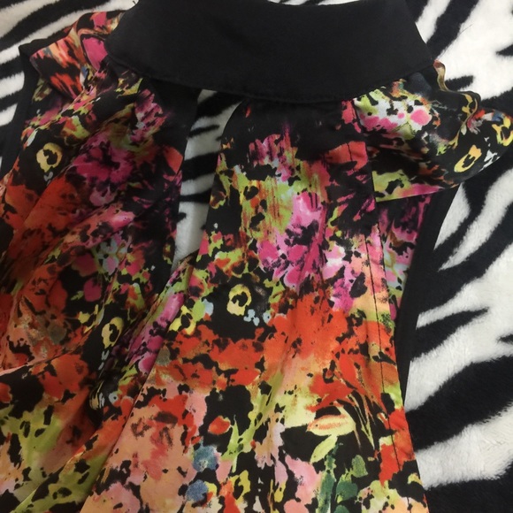 Unique collar bright floral abstract art top - Picture 4 of 8